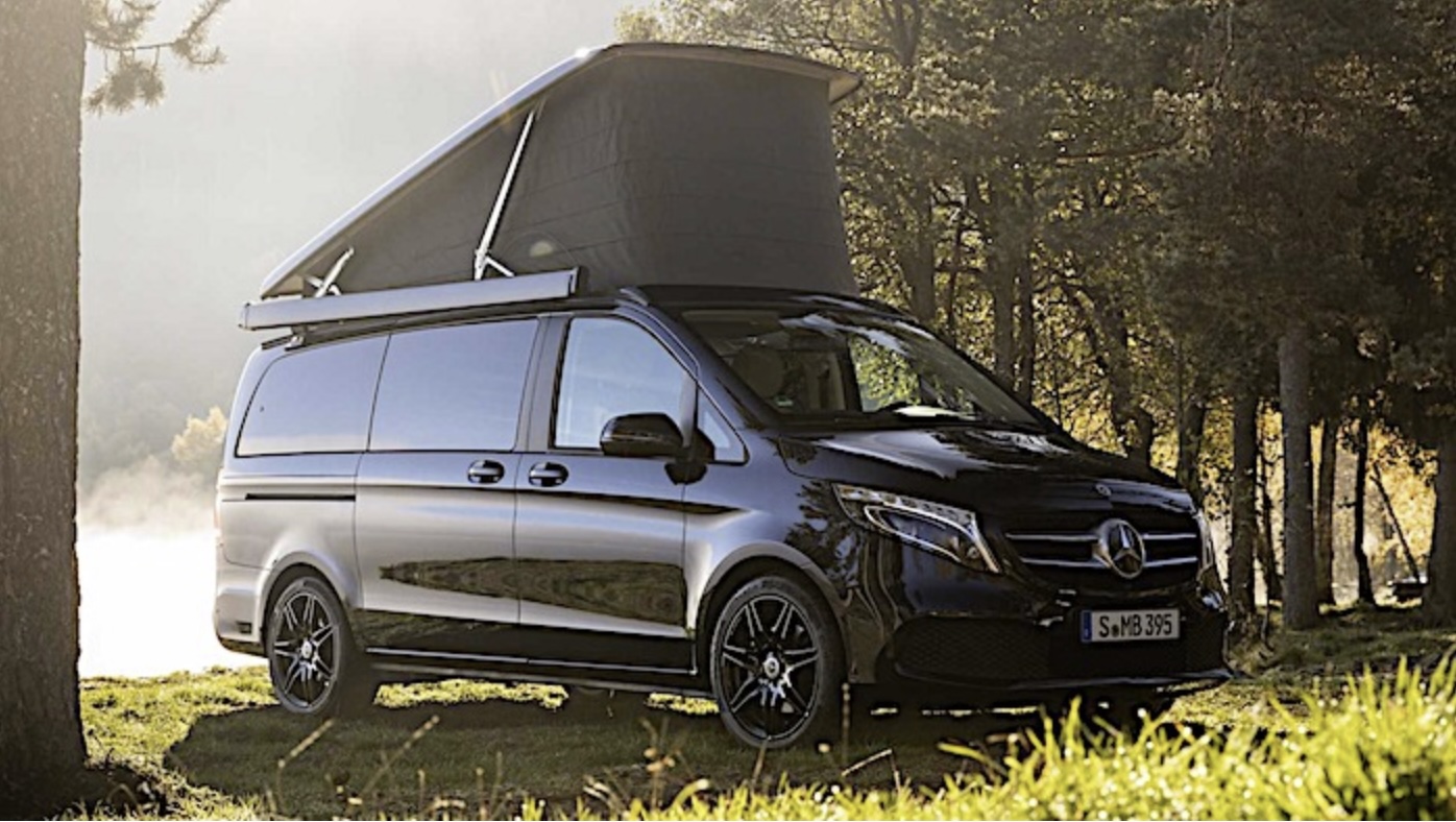 Camper Van in europäischer Landschaft
